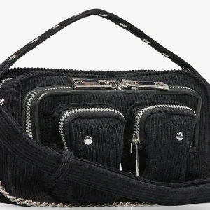 Nunoo väska  - Svart nunoo väska  Använd få gånger Mocka material ribbat Mellan storlek  Ord pris: 1049