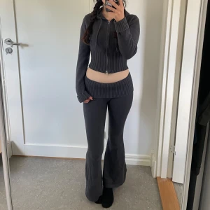 Set  - Jätte fint det med lågmidjade byxor och matchande kofta från Edikted! Storlek S, jag är 163 och de är lite för korta för mig💕 Innerbenslängd: 78 cm. Obs. Finns ett hål under luvan på koftan, syns inte när den är nere (skriv privat för bild) 🥰