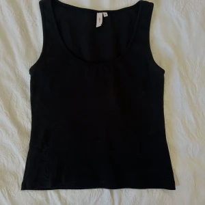 Svart linne - Mycket fint linne från Nelly. Lite tjockare material och ger en känsla av kvalitet. Mycket sparsamt använt. 95% bomull 5% elastaine