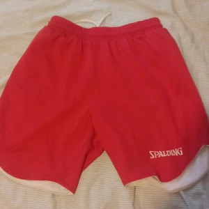 Basket shorts  - storlek:152 snygga basket shorts för barn går och vända ut och in så de kan bli två färger. Bra skick.