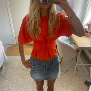 Orange blus - Jättefin orange blus med korsettdetalj, knyts ihop fram💗💗💗 Har några små fläckar men inget som syns