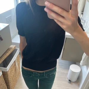 Stickad t-shirt - Stickad topp från zara som inte säljs längre. Sparsamt använd och har därför inga tecken på användning!😁