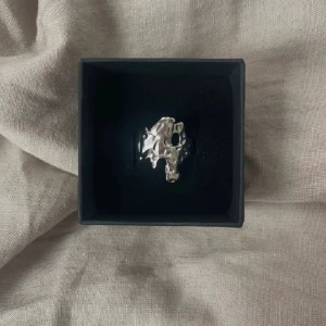 Tyra ring rostfri  - Ring 304 Stainless steel💞 45kr/st, finns endast en kvar i lager ☺️ kolla gärna in mina andra annonser för fler liknande smycken och min instagram (ebnorth) där jag främst sköter försäljningen 💕💕mer info om ringarna hittar ni på hemsidan ☺️