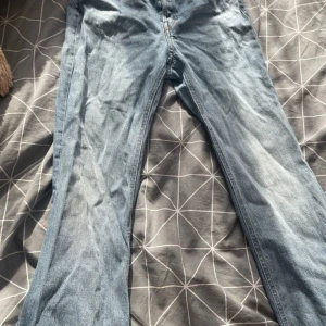 Lågmidja jeans blå  - Stockholmsstil änvand, helt bra, bootcut och flared. Dom är fortfarande bra 