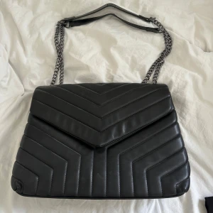 väska - svart väska, jättefint skick 