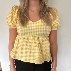 Söt topp från Gina Tricot - Den här tröjan är helt magisk, men har tyvärr blivit lite för liten för mig! Frakten ingår i priset! Storleken är XS men passar även en S!