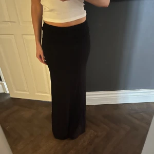 Svart kjol - Lång svart kjol! Är 170 cm och den är lång på mig! Storlek XS/S<333 använd 1 gång