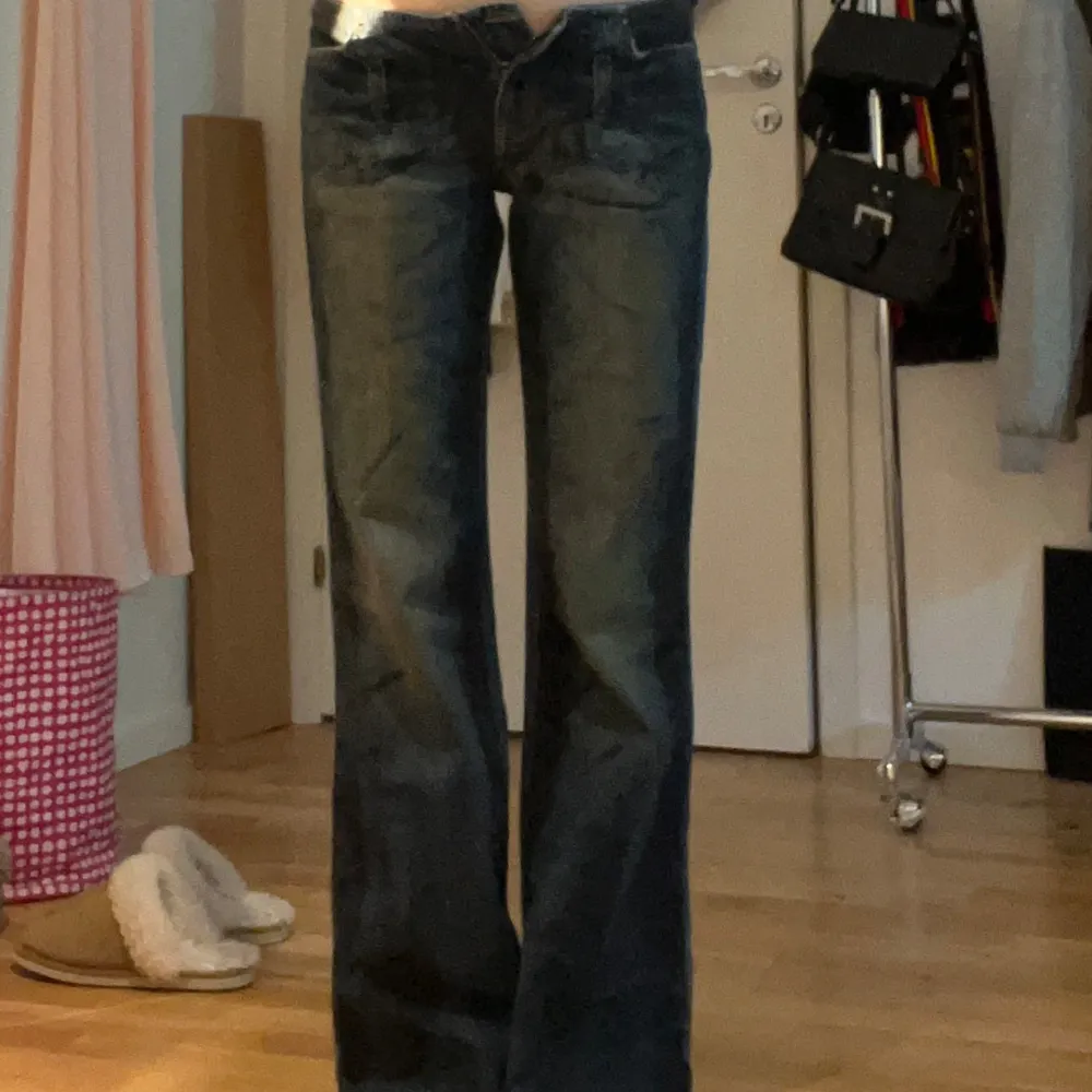 svinsnygga low waist jeans som tyvärr var lite för små på mig  74cm i midjab. Jeans & Byxor.