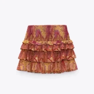 Mönstrad kjol - Säljer denna populära och slutsålda kjolen från zara. Nyskick i storlek S.🩷