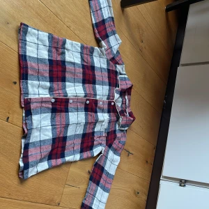  Två par jeans(svarta och blåa) och och en pyjamas med en långärmad överdel och byxor till underdel - Barn 8-10Y. Jeans och pyjamas, bra kvalitet.