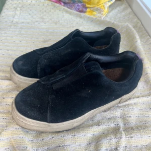 Eytys skor - Svarta eytys i strl 38. Säljer pga att de ej kommer till användning längre. Ett litet hål bak i ena hälen, annars ganska bra skick. Använda ganska mycket.