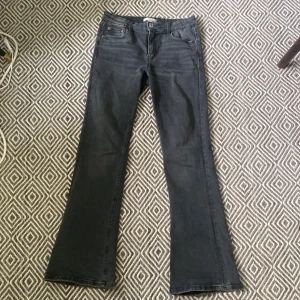 Jeans - Säljer dessa grå/svarta bootcut jeans i jättebra skick från Gina Young, inga täcken på användning, köpta för: 299kr mitt pris: 199kr❣️