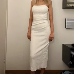 fin vit sommarklänning🤍 - Jätte fin sommarklänning. Säljer för den är förliten för mig. Bara använd en gång så den är i bra skick, typ ny.
