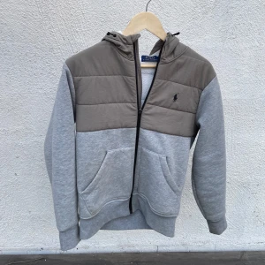 Ralph lauren cardigan - Säljer en sjukt snygg Ralph lauren cardigan i storlek XS. Den är i nyskick! Nypris ligger på runt 2500kr. Hör av er vid funderingar!