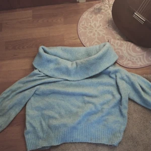 Off shoulder tröja  - Gullig tröja i babyblå💕 passar på M och L, pris kan diskuteras