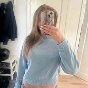 Ljusblå stickad tröja - Söt stickad tröja i fin ljus blå färg som knappt är använd!!🩵🩵