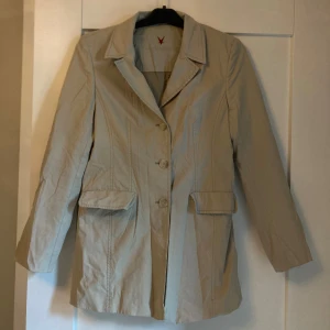 Beige kavaj - Beige vårjacka i gott skick, knappt använd