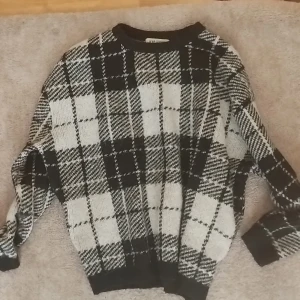 Rutig tjock tröja - Skönt material, pris kan diskuteras💕