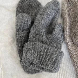 Tumvantar grå, S, mohair/alpacka  - Tumvantar grå strl S, stickade i mohair och alpacka. Värmer gott på vintern. Säljes då de inte kommer till användning. Garnpris 200 kr. Säljer även flera mössor med mera, se profil. Paketpris och samfrakt erbjuds 