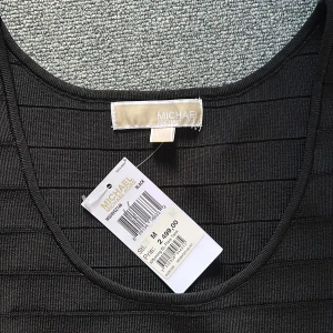 Michael kors klänning - Säljer denna Michael kors klänningen eftersom jag inte har användning av den. Aldrig använd bara provad. 