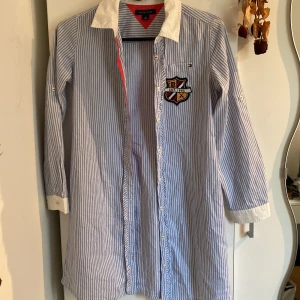 Skjorta - Supersnygg, längre skjorta från Tommy Hilfiger i storlek XS/S. Med kortare ärmar och fickor på sidorna.