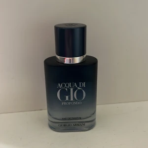 Profondo - Säljer nu denna fräscha och goa Acqua Di Gio Profondo. Ca 20/30ml kvar. Nypris ca 750kr. Kom med rimliga prisförslag! Hör gärna av er vid frågor!
