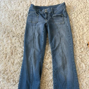 Nelly jeans 💕 - Jättefina och trendiga lågmidjade jeans från Nelly💕knappt använda, nypris 700kr 