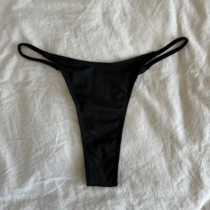 Bikini underdel - Jätte snygga string bikini trosor men dem fanns bara i S så dem passar tyvärr inte mig💞 Aldrig använda🥰