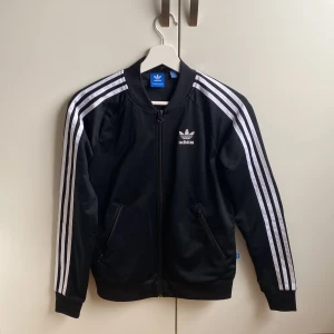 Svart Adidaskofta  - Säljer en svart adidas kofta för att den används inte mer ❤️ storleken på koftan är XS och koftan är inte sliten (som ny skick) 