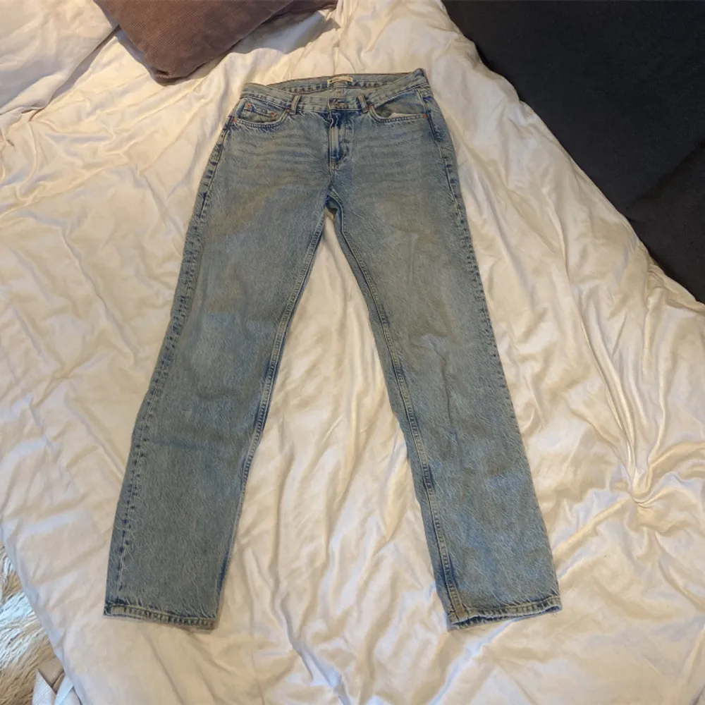 Blåa low waist mom jeans i mycket bra skick från Gina Tricot i strl 36. Knappt använda. Pris kan diskuteras💙. Jeans & Byxor.