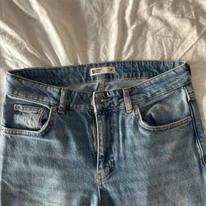 Mid waisted jeans - Jeans från Gina Tricot i storlek 36 köpta för 499kr. Säljer för att det inte riktigt är min stil längre! Kom privat för mått, jag är 169❤️