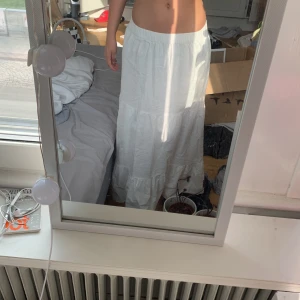 Lång vit kjol - Använt några gånger men är i bra skick. Går ända ner till fötterna och jag är 157 och har den vid midjan. 