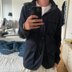 Tommy hilfiger field jacka - En riktig snygg jacka från tommy hilfiger i storlek M Används ej längre pga att jag har en annan Pris: 600 kr Hör av vid frågor