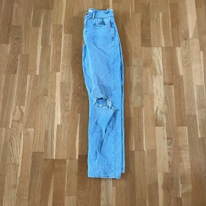 Denim jeans - Jeans med hål vid knäna. Storlek 36. Lite mer baggy i passformen. Från gina. Bra skick.