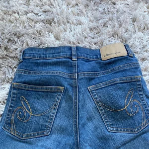 Fina lågmidjade jeans med fina fickor  - Bra skick, utsvängda, strl 158 ganska små i storleken är borta till 6 augusti så tryck inte köp nu 