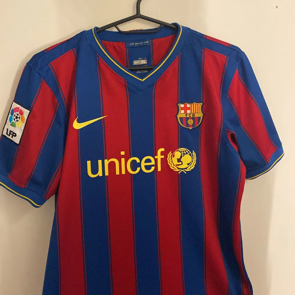 Barcelona-tröja Messi  Begagnat skick, trycket på ryggen ganska slitet men ok annars . Sportswear.