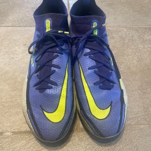 Phantom Gt - Säljer mina phantoms Gt elite för 599kr. De är använda men har fräschat upp dom. Str: 44  Kan sänka pris vid snabb affär.