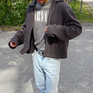 Jeans - Ljusblå jeans från H&M Straight Regular Fit. Använd ett få tal gånger.  Ingen slitage och inga tecken på skador. 