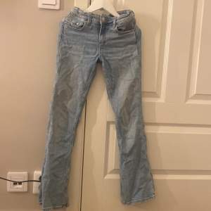 Ett par jätte fina blå jeans! Dom är bootcut och low waisted, dom är i bra skick 