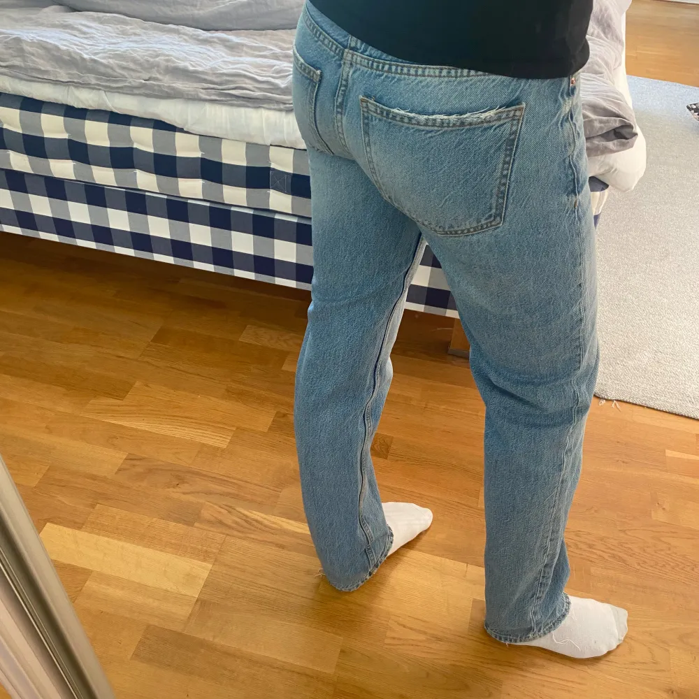 Säljer dessa snygga low waist straight jeansen från Gina Tricot i storlek 32🩷. Jeans & Byxor.