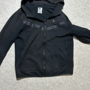 Nike tech snabb affär ⚡️ - Säljer min Nike tech pga den ej passar mig den ligger i Helsingborg kontakta mig för mer info 