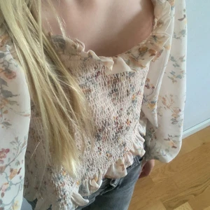 Blommig blus - Fin många Blom ditalier och luftig så den passar perfekt till sommaren.