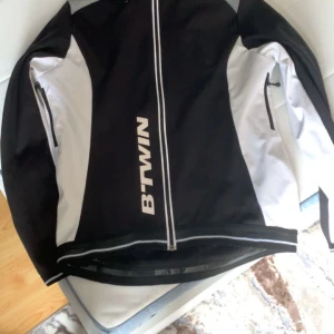 Jacka - Säljer mina cykel tränings tröjor samt en Jacka som var för små. Endast testade. 