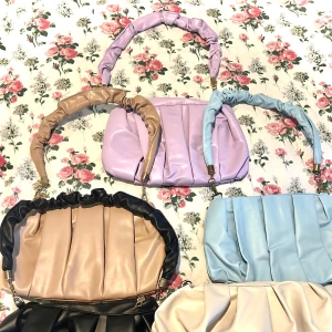 ✨Sett med 5 ”scrunched bags”, möjlighet att välja ett mindre antal✨ - Alla väskorna är i nytt skick, vid intresse av endast vissa går det också, i det fallet får priset självklart diskuteras. Beiga väskan kommer utan band, men passar till vilket som, personligen gillar jag den utan band! Hör av dig vid fler frågor😊