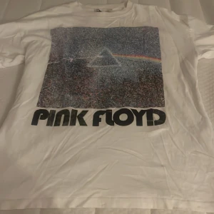 Pink floyd t-shirt - Vit pink floyd t-shirt i storleken XS, passar även S. Nästan aldrig använd, bra skick. Skönt material. Den är från Pull&Bear. KOLLA MIN PROFIL❤️