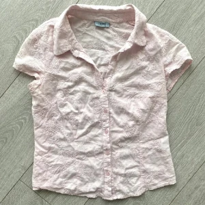 Rosa skjorta  - En rosa kortärmad skjorta, köpt på plick men har tyvärr inte kommit till användning