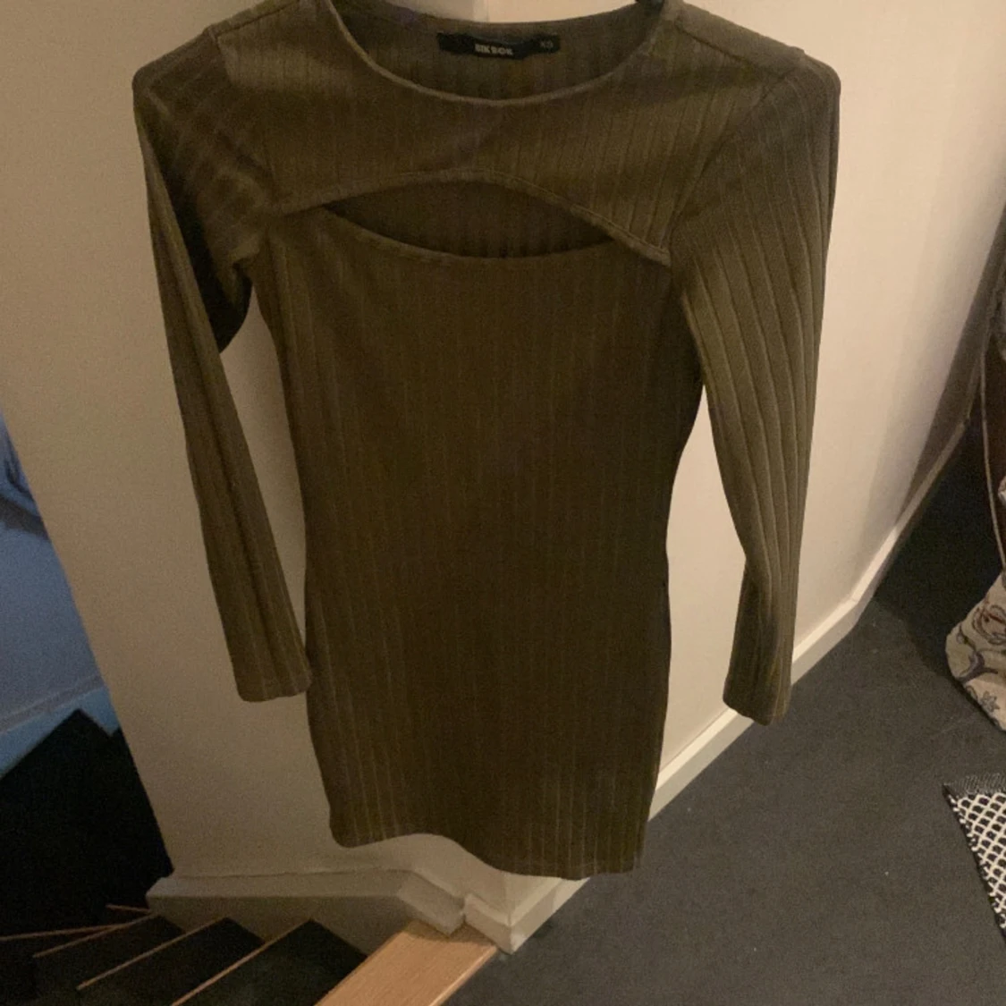 Mörk/olivgrön klänning från bikbok 