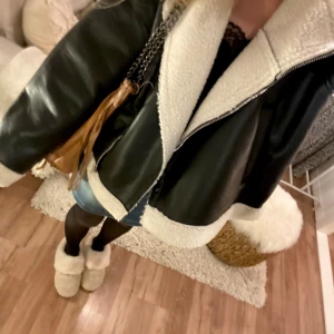 Höst/vinterjacka - Jacka från Gina, endast använd 1-2 ggr i nyskick. Orgpris ca 600kr 💋🥂