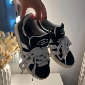 Adidas campus 00s - Säljer mina älskade Adidas campus då de tyvärr är för små! Storlek 39 och 1/3, använda fåtal gånger därav inga särskilda defekter.🌷Lite smutsiga skosnören som självklart går att tvätta! Priset går att diskutera💕säljs även på vinted @thyralundin 🌸
