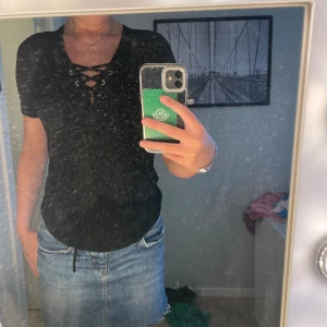 Topp från only! - Topp med snörning köpt på humana för något år sedan men prislappen kvar därifrån, toppen är från only. Inga defekter🥰